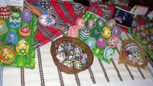 Spațiul amenajat de către tinerii parohiei în cadrul expoziției de ouă încondeiate