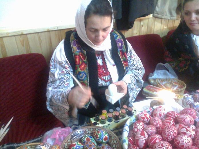 Tehnica pictării ouălor cu vopsele obținute natural 